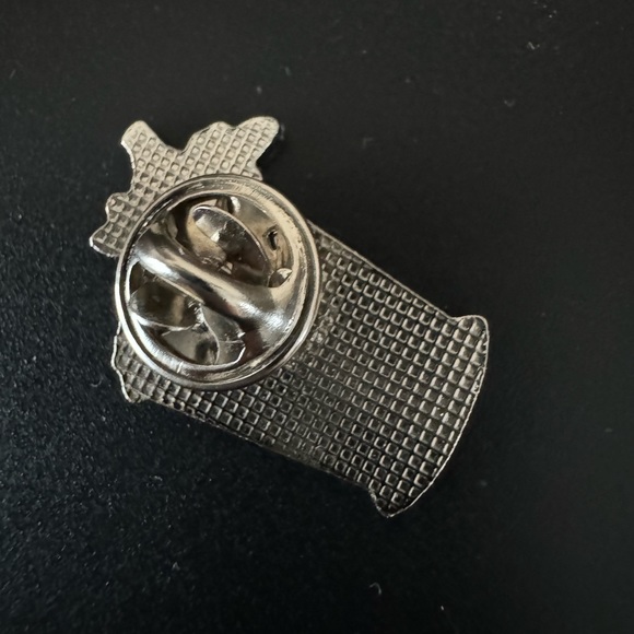 MAKERS MARK Whisky Bourbon Pin Tie Tac cap Cap pin COLLECTIBLE Women or … - Picture 3 of 5